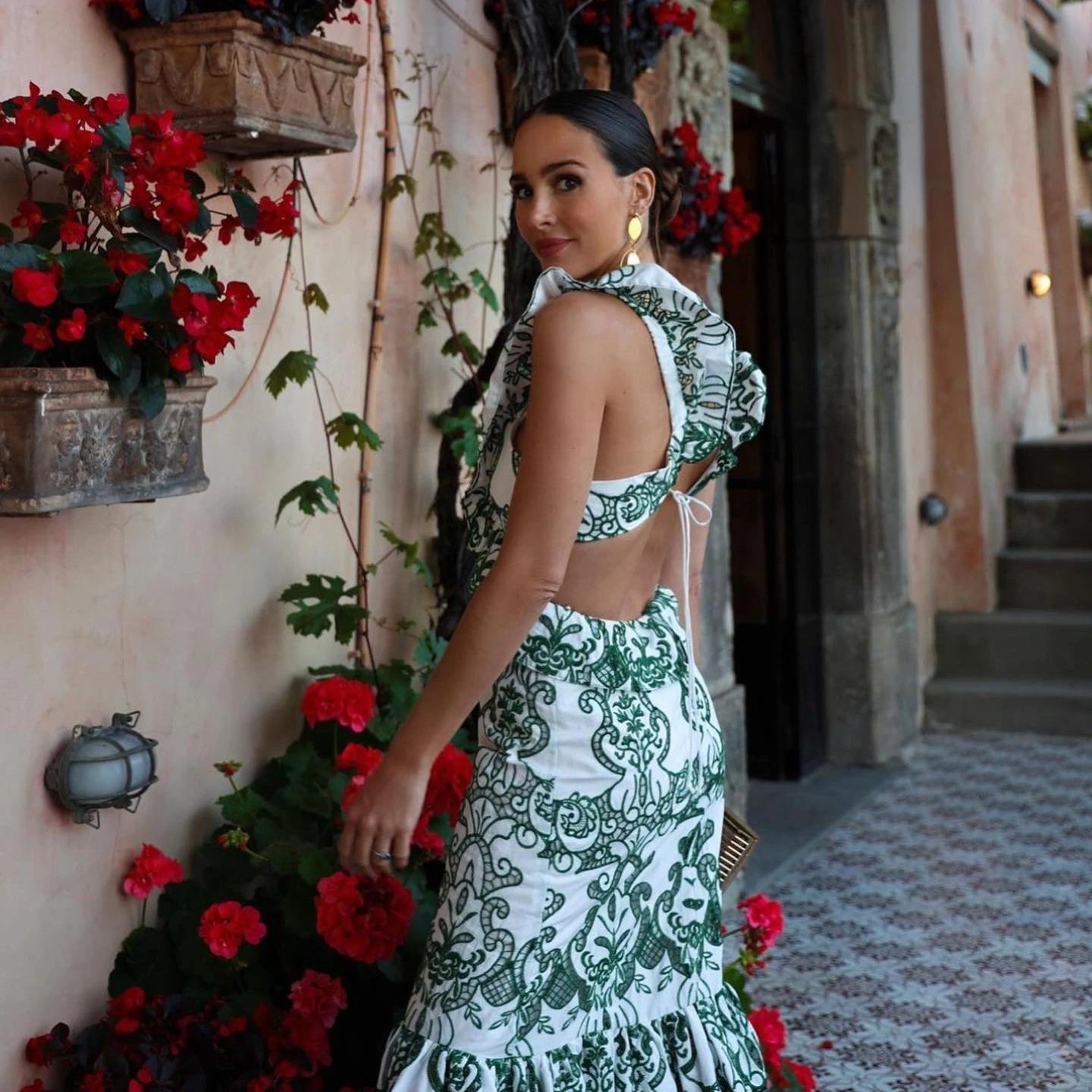 Effortlessly Elegant Dress with a Timeless Design