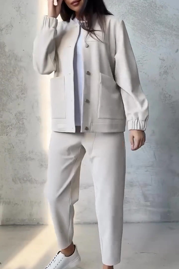 Effortlessly Elegant Pants with a Timeless Design