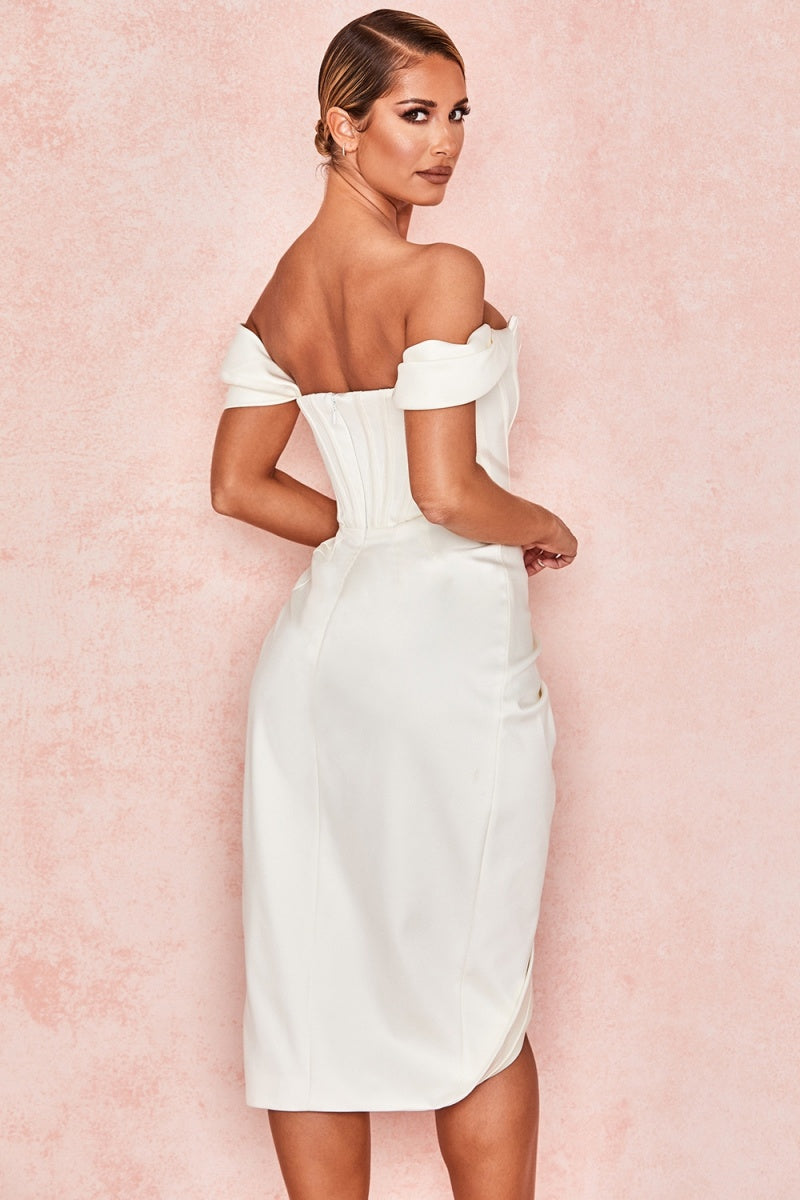 Effortlessly Elegant Dress with a Timeless Design