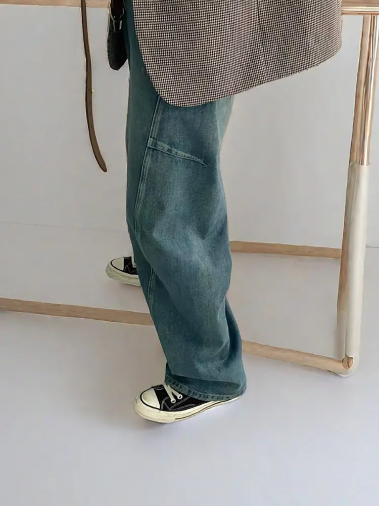 Effortlessly Elegant Pants with a Timeless Design