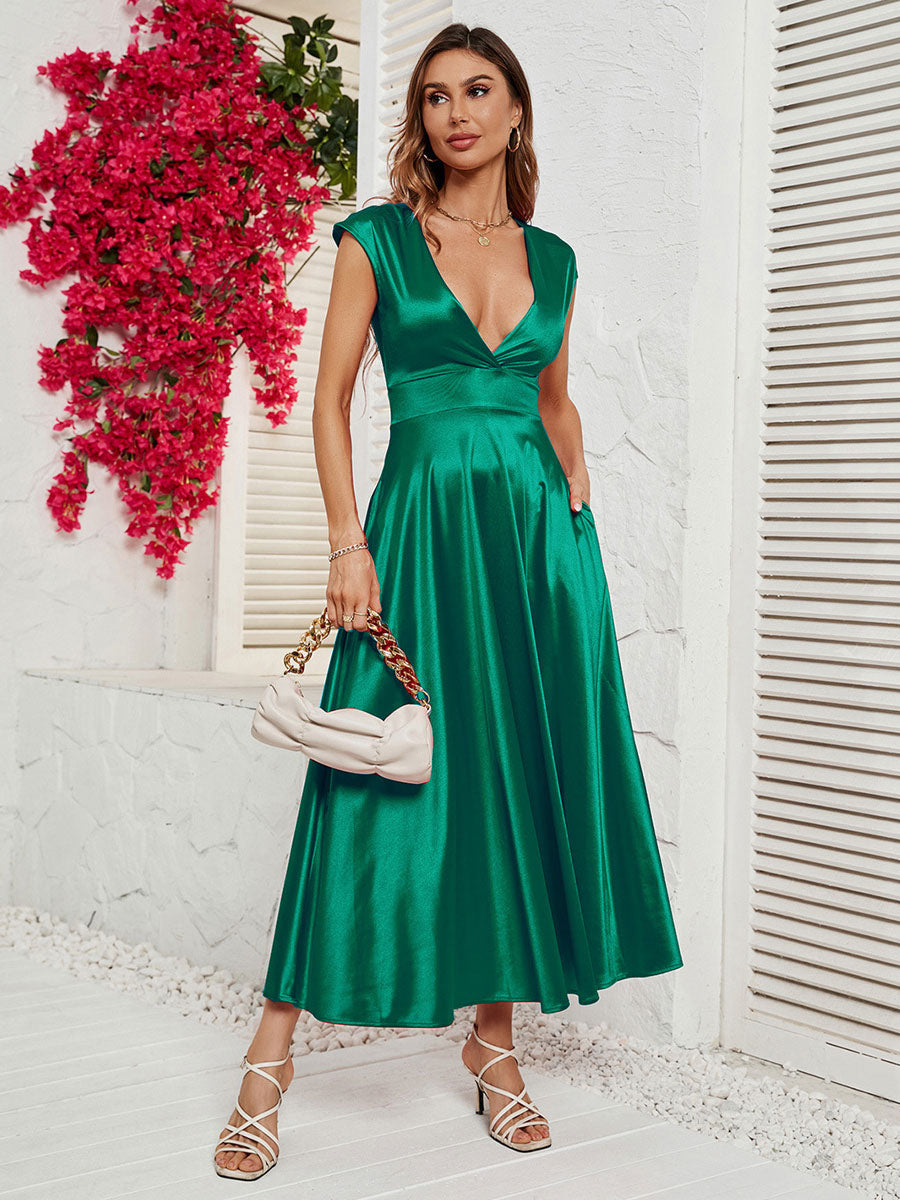 Beautifully Finished Dress in a Timeless Design