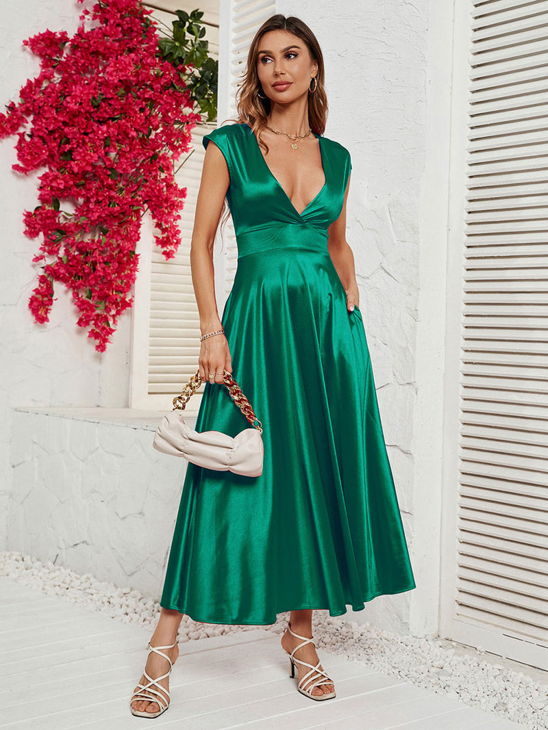 Beautifully Finished Dress in a Timeless Design