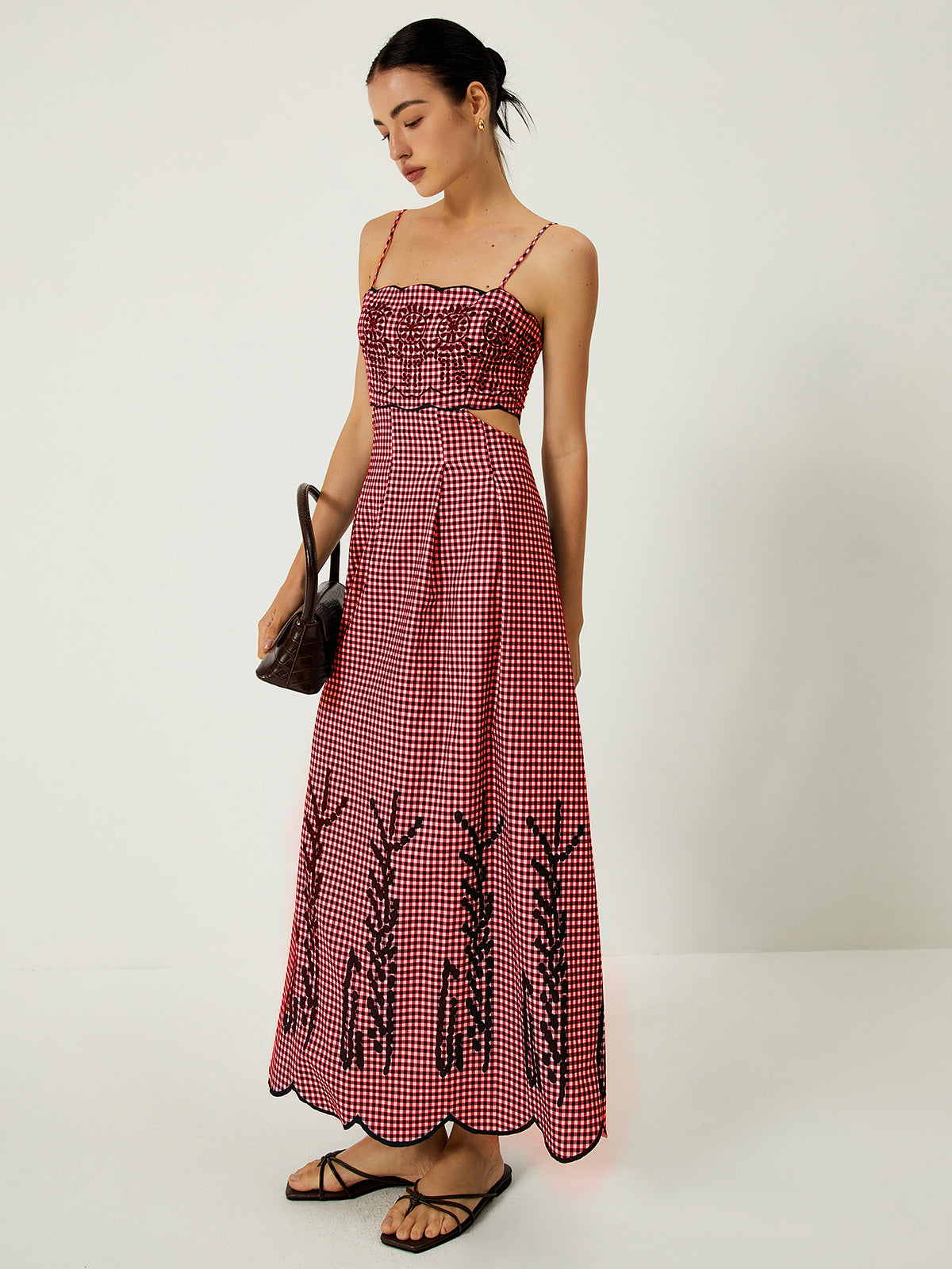 Beautifully Finished Dress in a Timeless Design