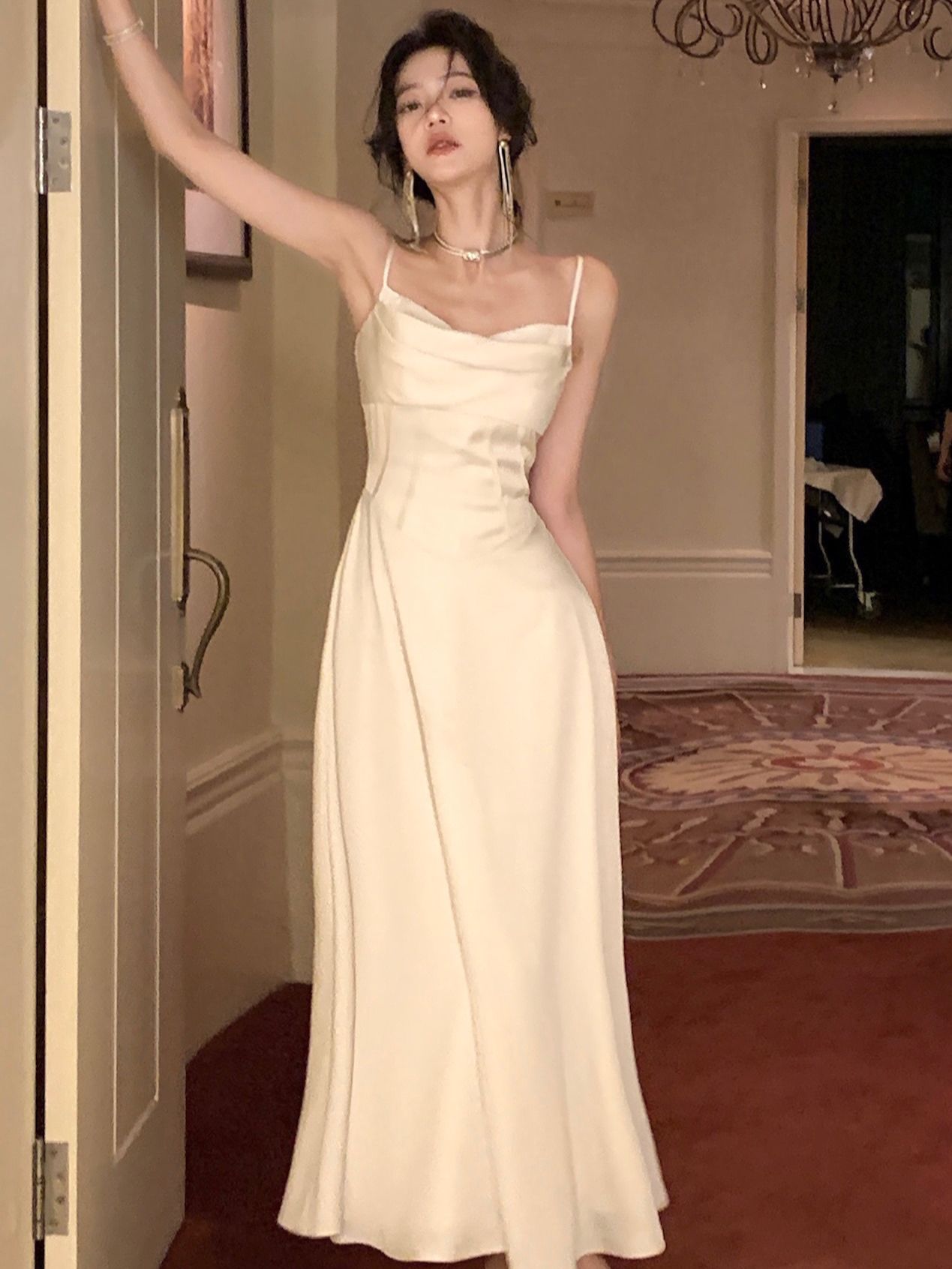 Beautifully Finished Dress in a Timeless Design