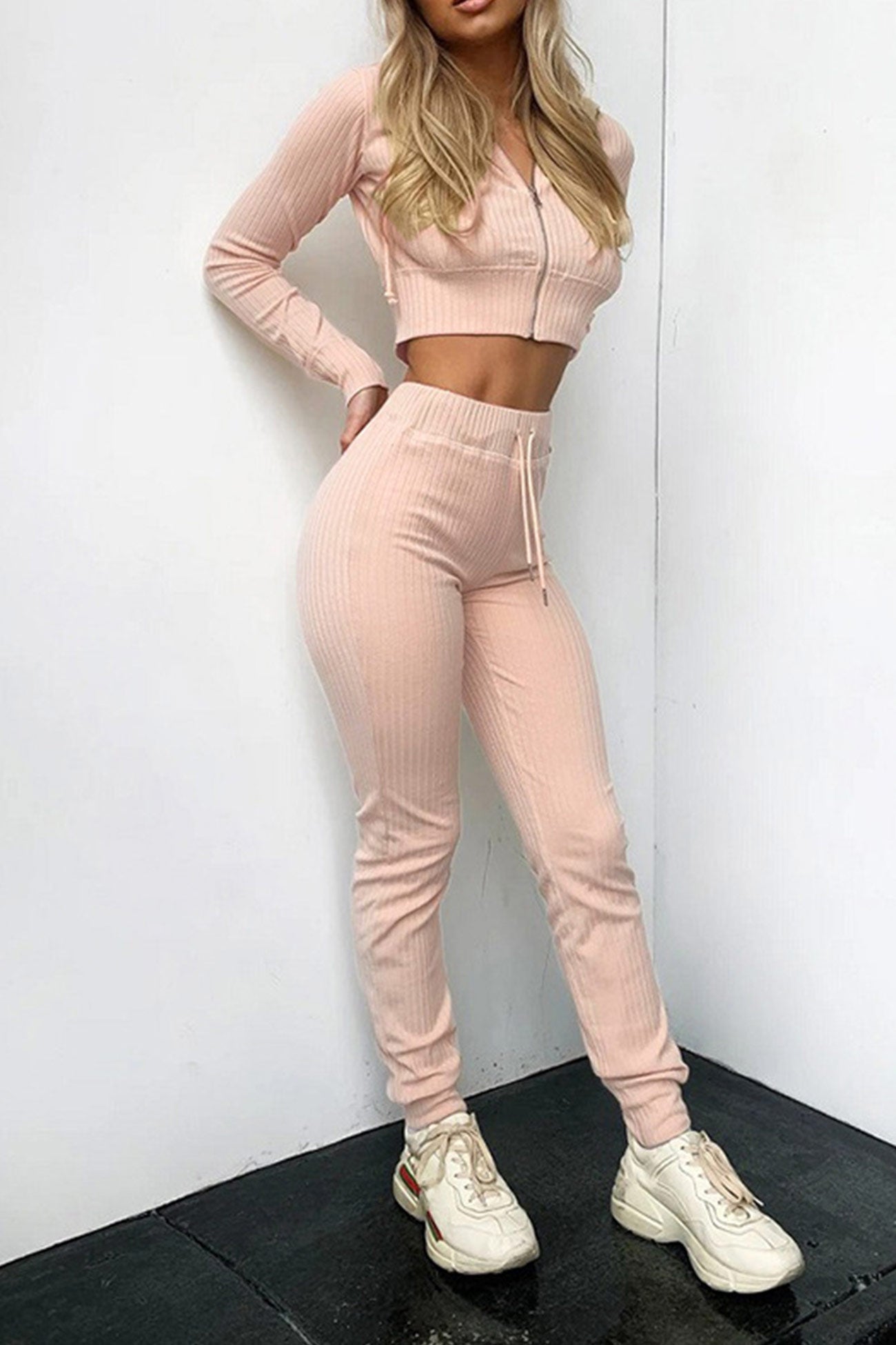 Effortlessly Elegant Pants with a Timeless Design
