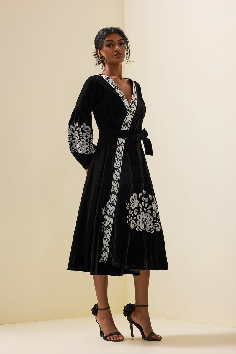 Well Tailored Dress with a Graceful Silhouette