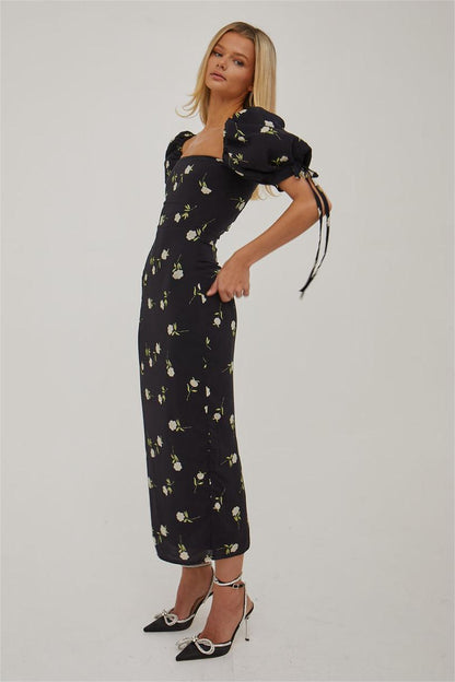 Well Tailored Dress with a Graceful Silhouette