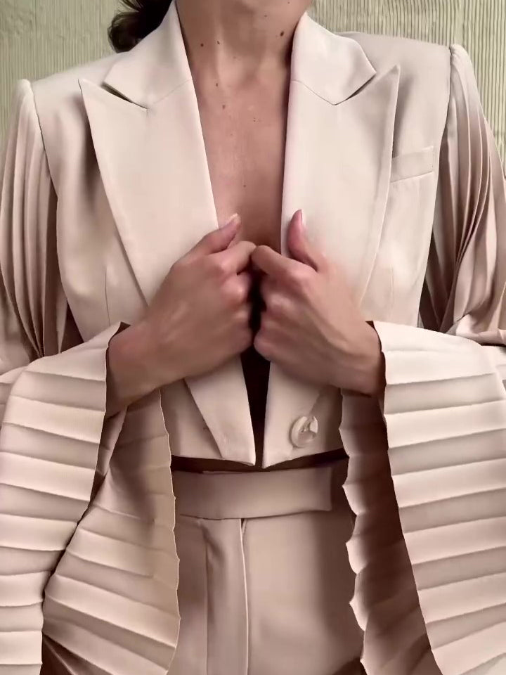 Effortlessly Elegant Pants with a Timeless Design