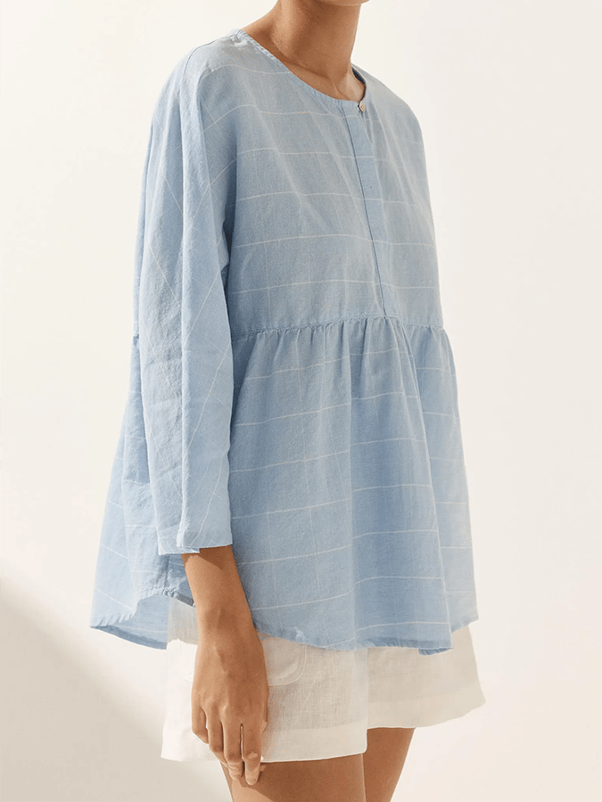 Well Tailored Top with a Graceful Silhouette