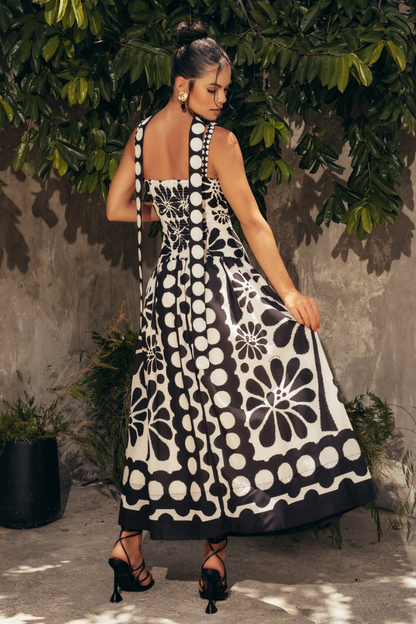 Well Tailored Dress with a Graceful Silhouette