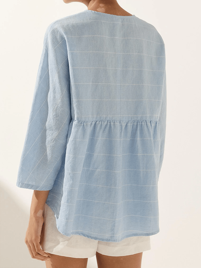 Well Tailored Top with a Graceful Silhouette