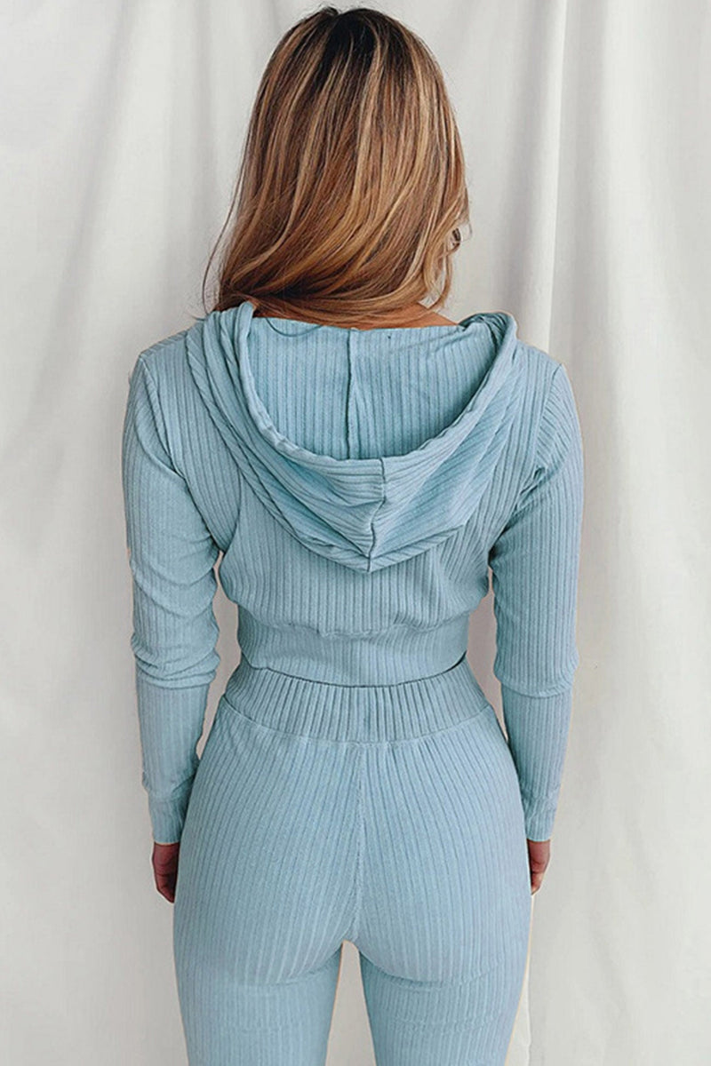 Effortlessly Elegant Pants with a Timeless Design