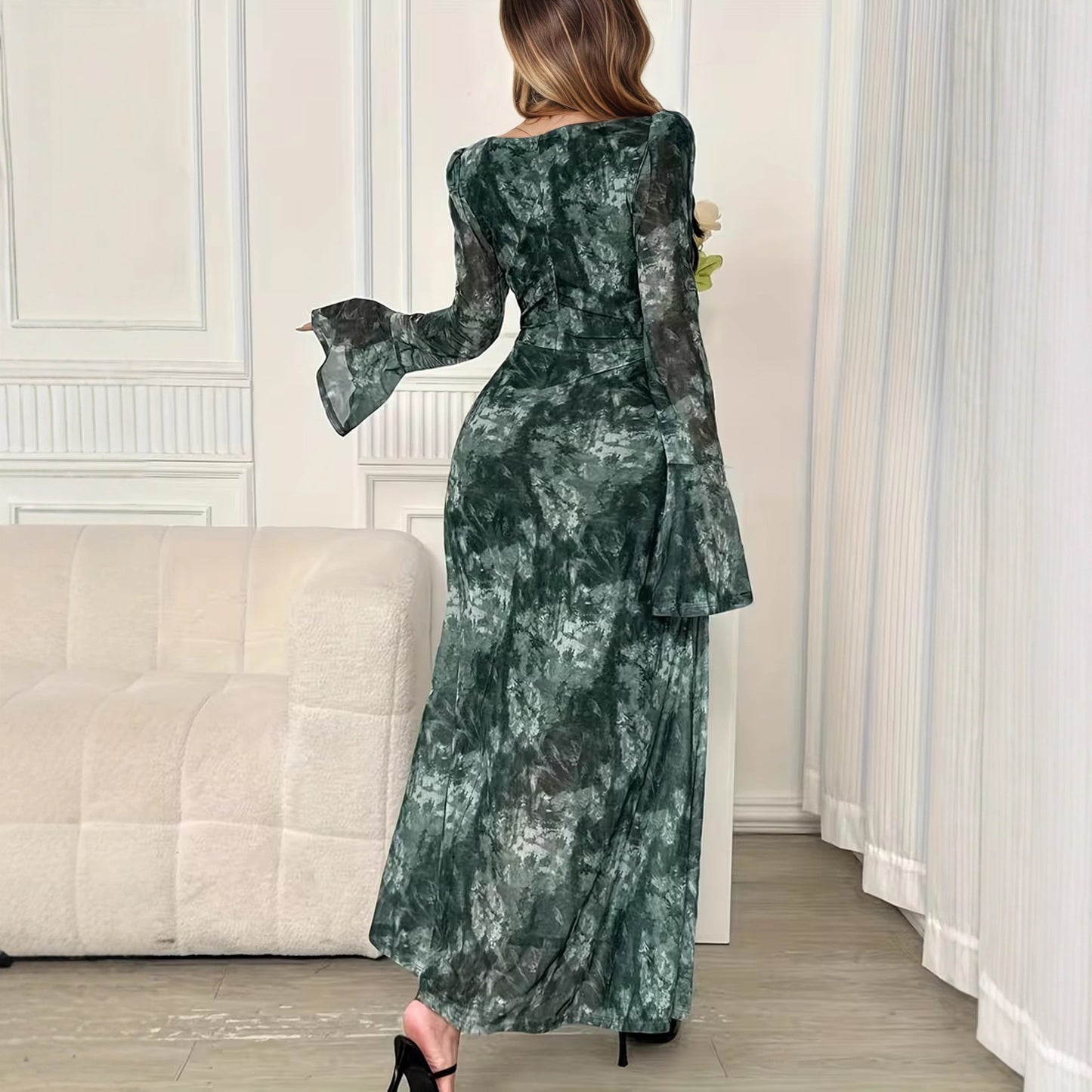 Beautifully Finished Dress in a Timeless Design