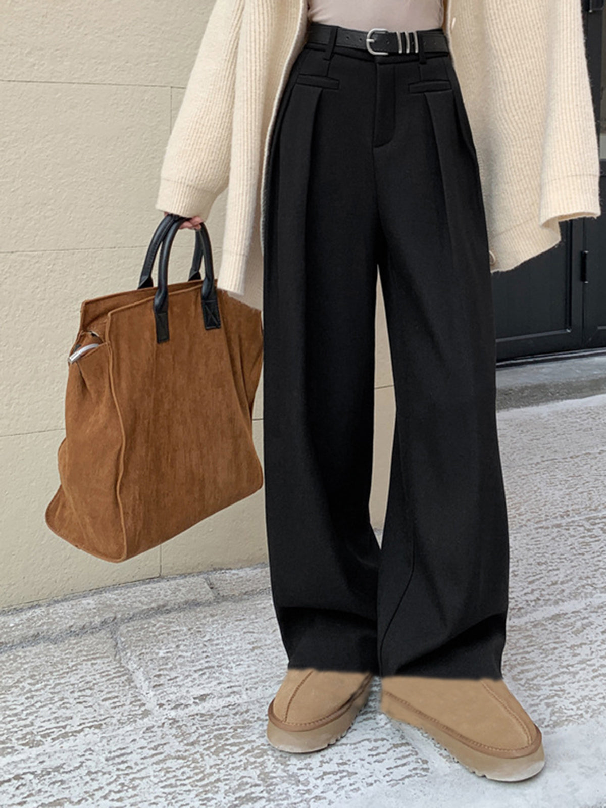 Effortlessly Elegant Pants with a Timeless Design