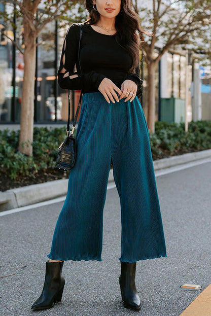 Effortlessly Elegant Pants with a Timeless Design