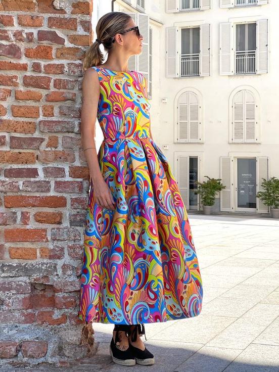 Effortlessly Elegant Dress with a Timeless Design
