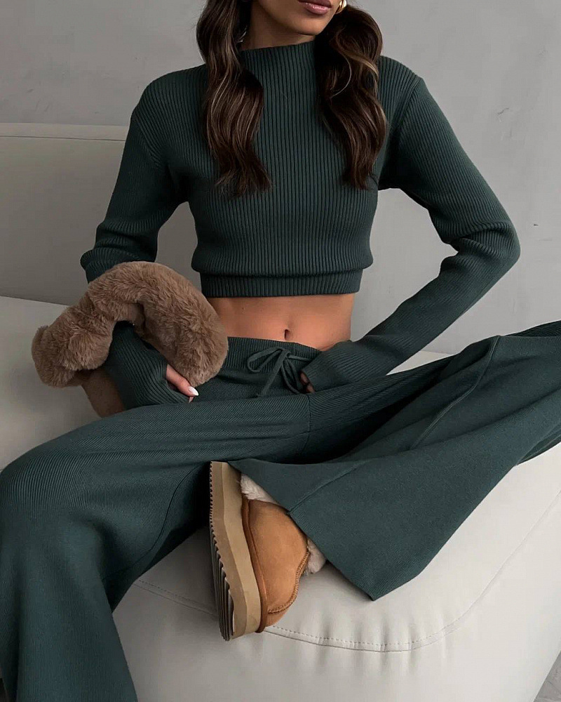 Effortlessly Elegant Trousers with a Timeless Design