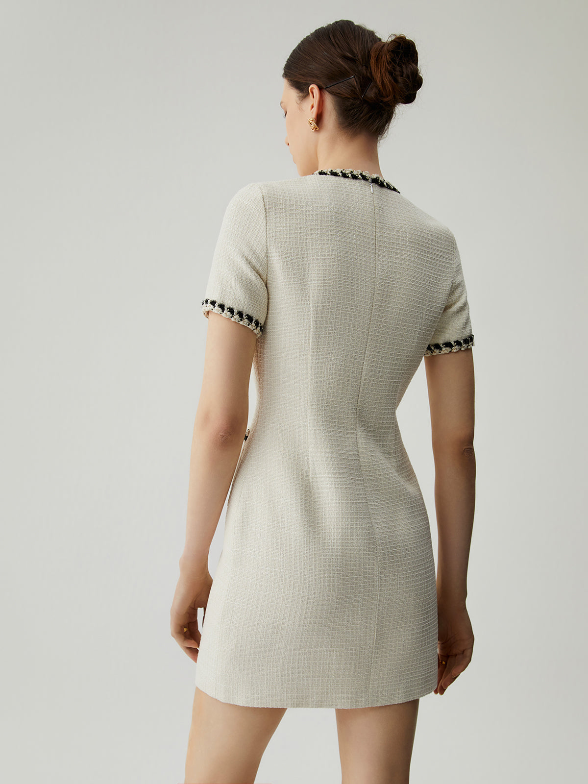 Effortlessly Elegant Dress with a Timeless Design