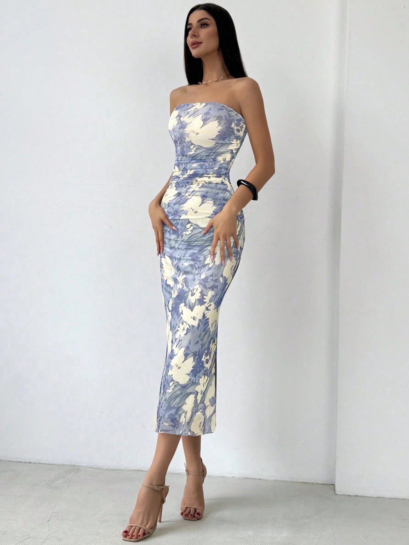 Beautifully Finished Dress in a Timeless Design