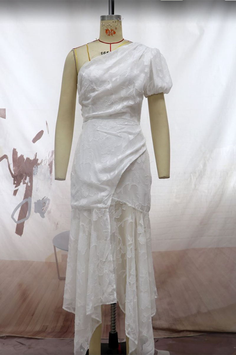 Well Tailored Dress with a Graceful Silhouette