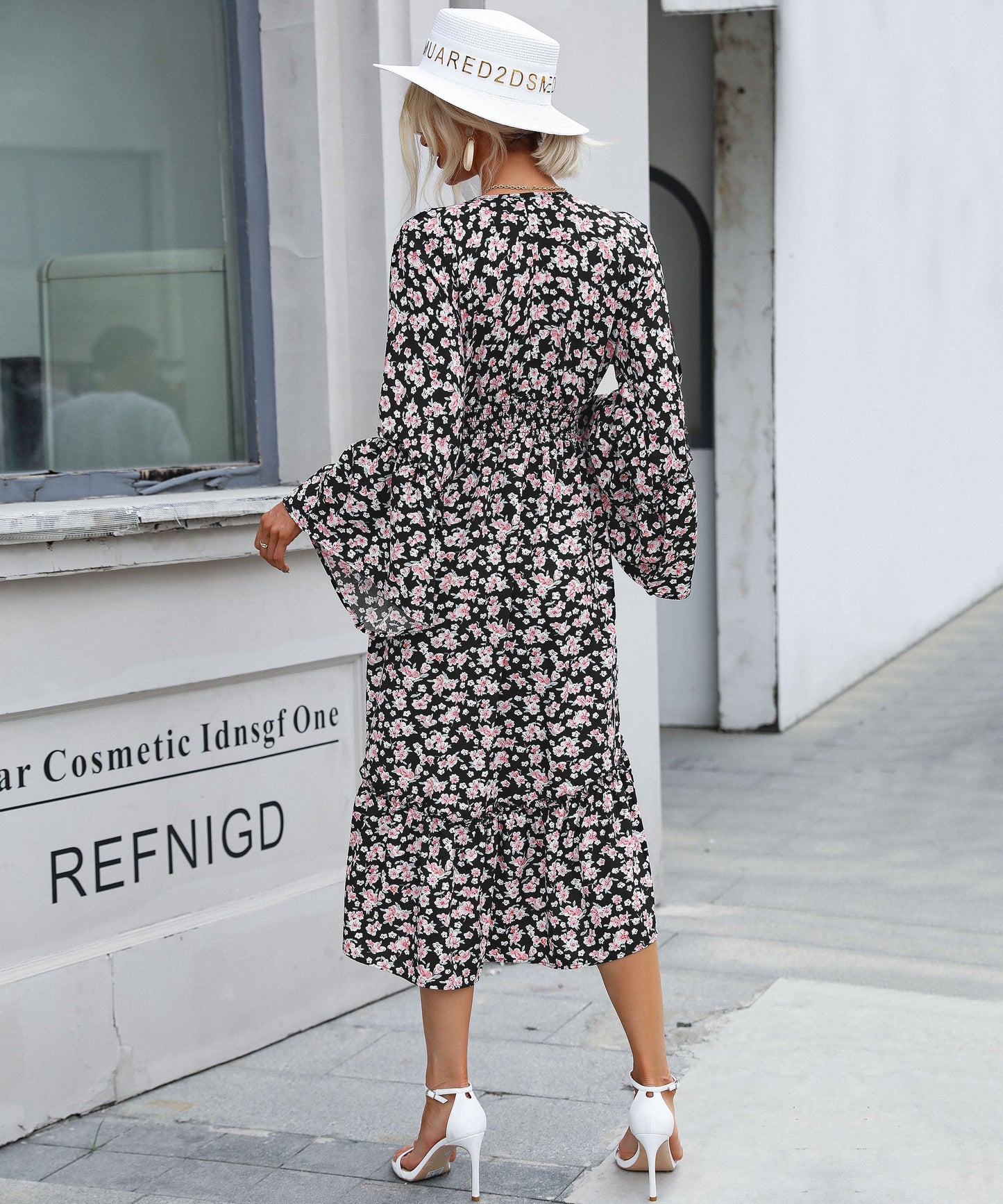 Effortlessly Elegant Dress with a Timeless Design