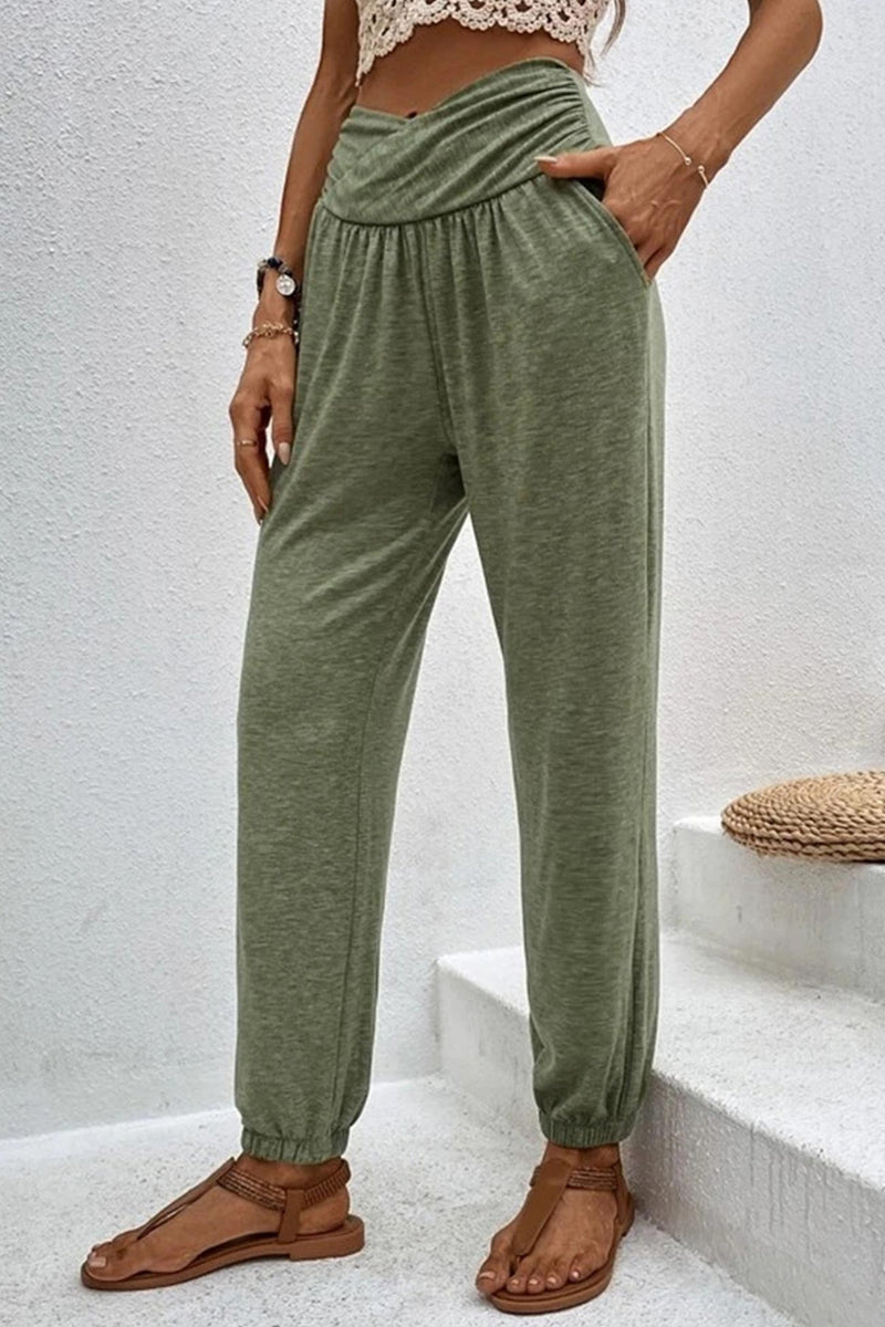 Effortlessly Elegant Pants with a Timeless Design