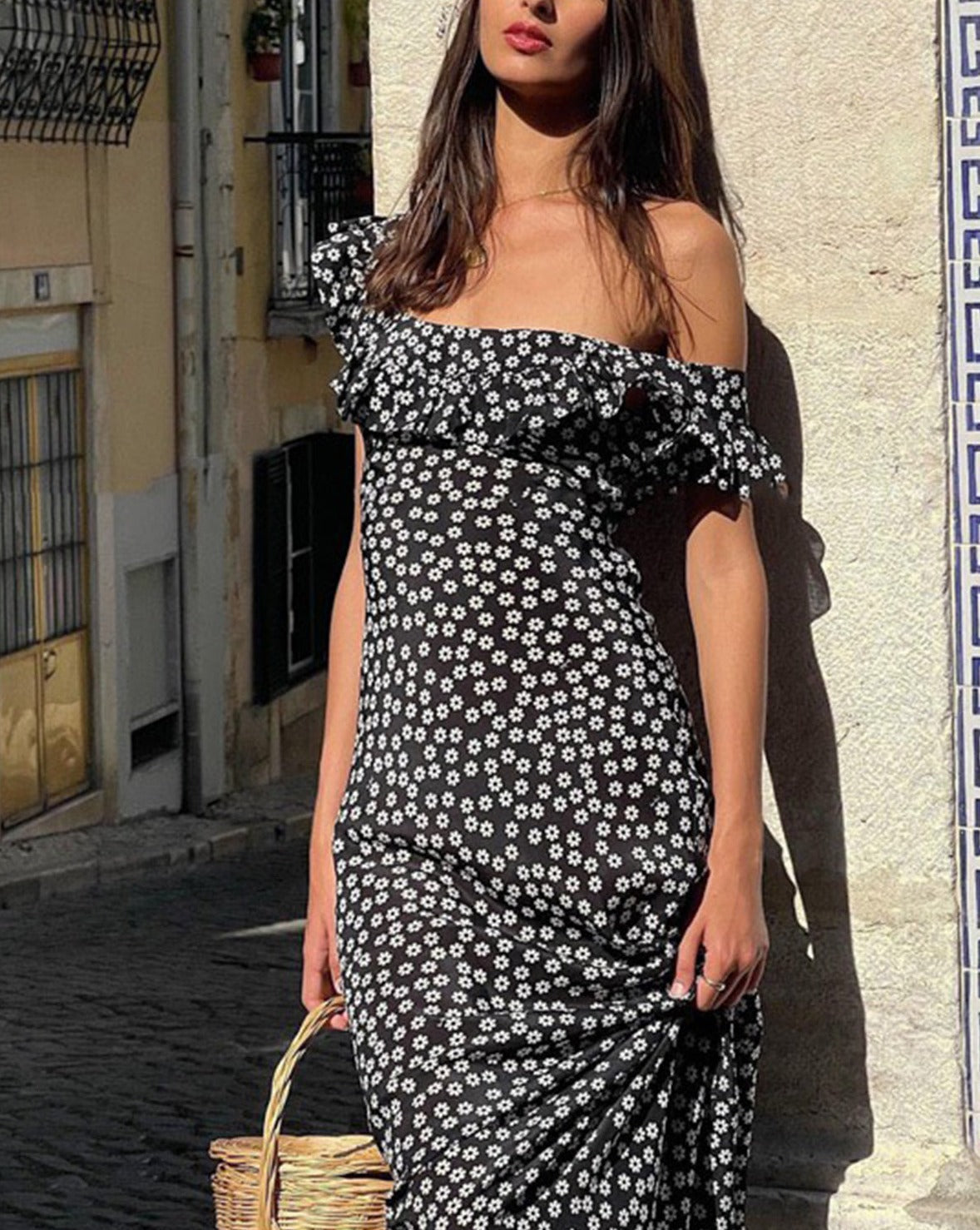 Effortlessly Elegant Dress with a Timeless Design