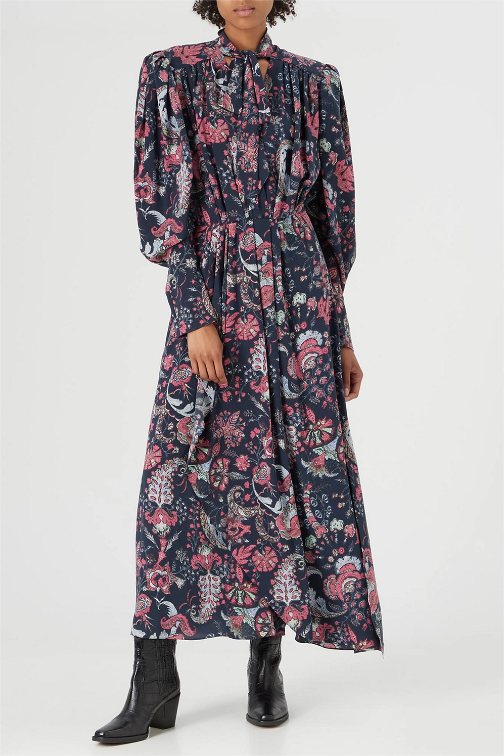 Well Tailored Dress with a Graceful Silhouette