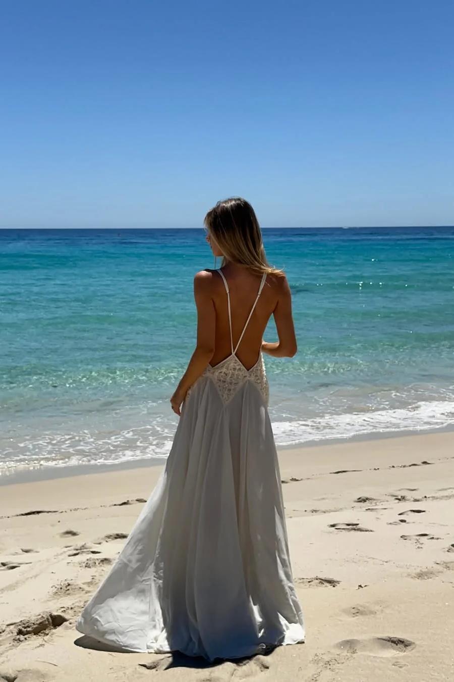Beautifully Finished Dress in a Timeless Design