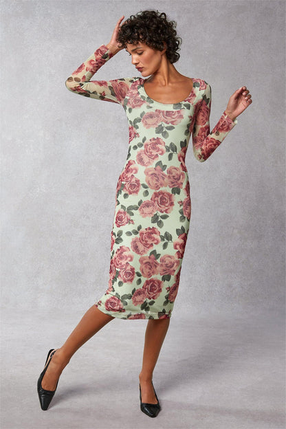 Beautifully Finished Dress in a Timeless Design
