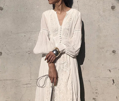 Effortlessly Elegant Dress with a Timeless Design