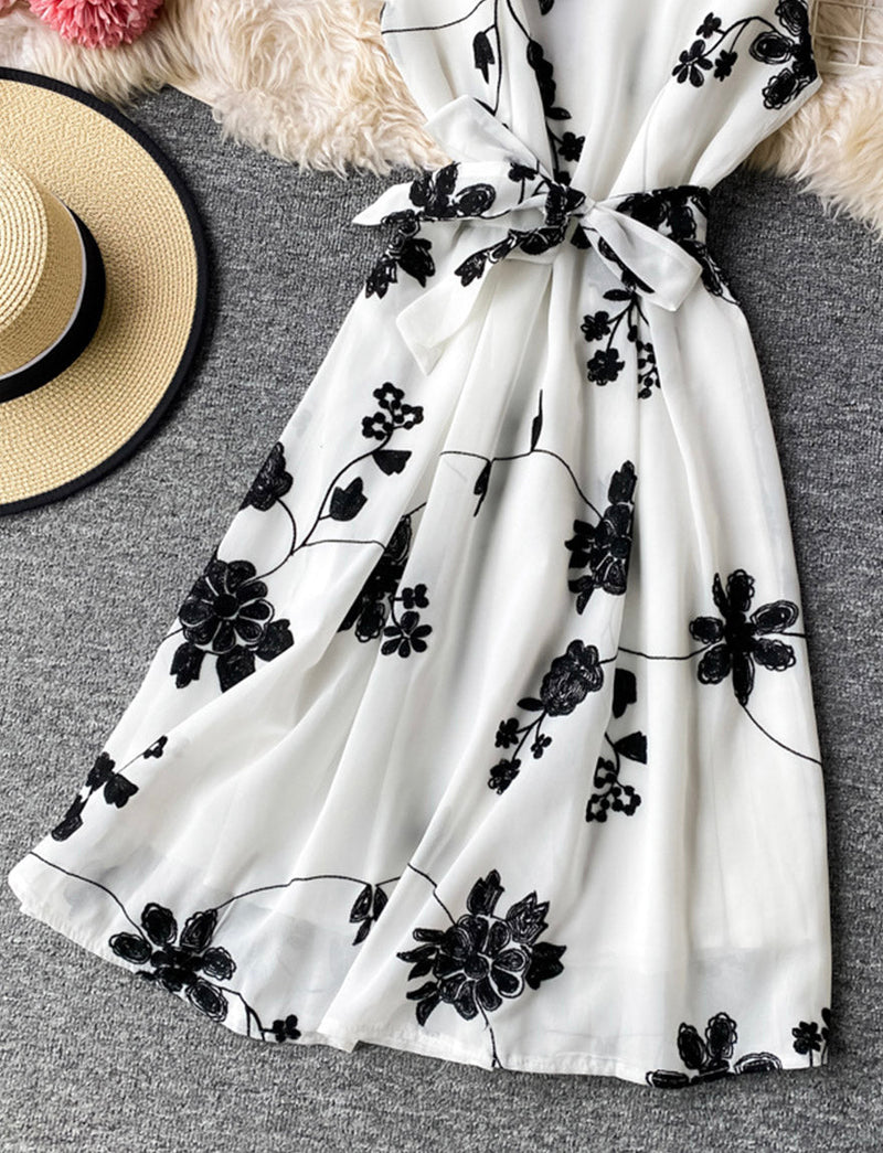 Effortlessly Elegant Dress with a Timeless Design