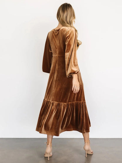 Beautifully Finished Dress in a Timeless Design