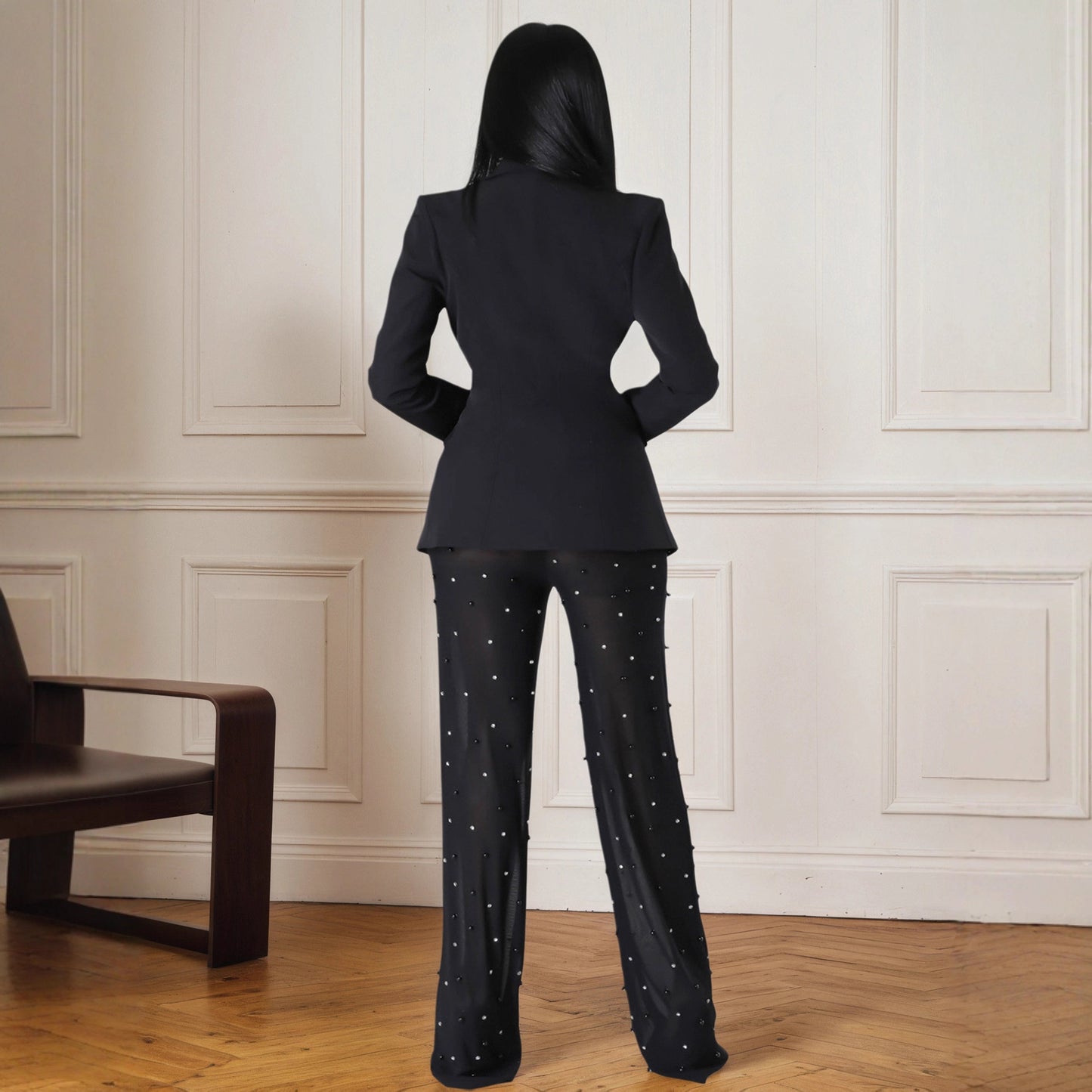 Effortlessly Elegant Pants with a Timeless Design