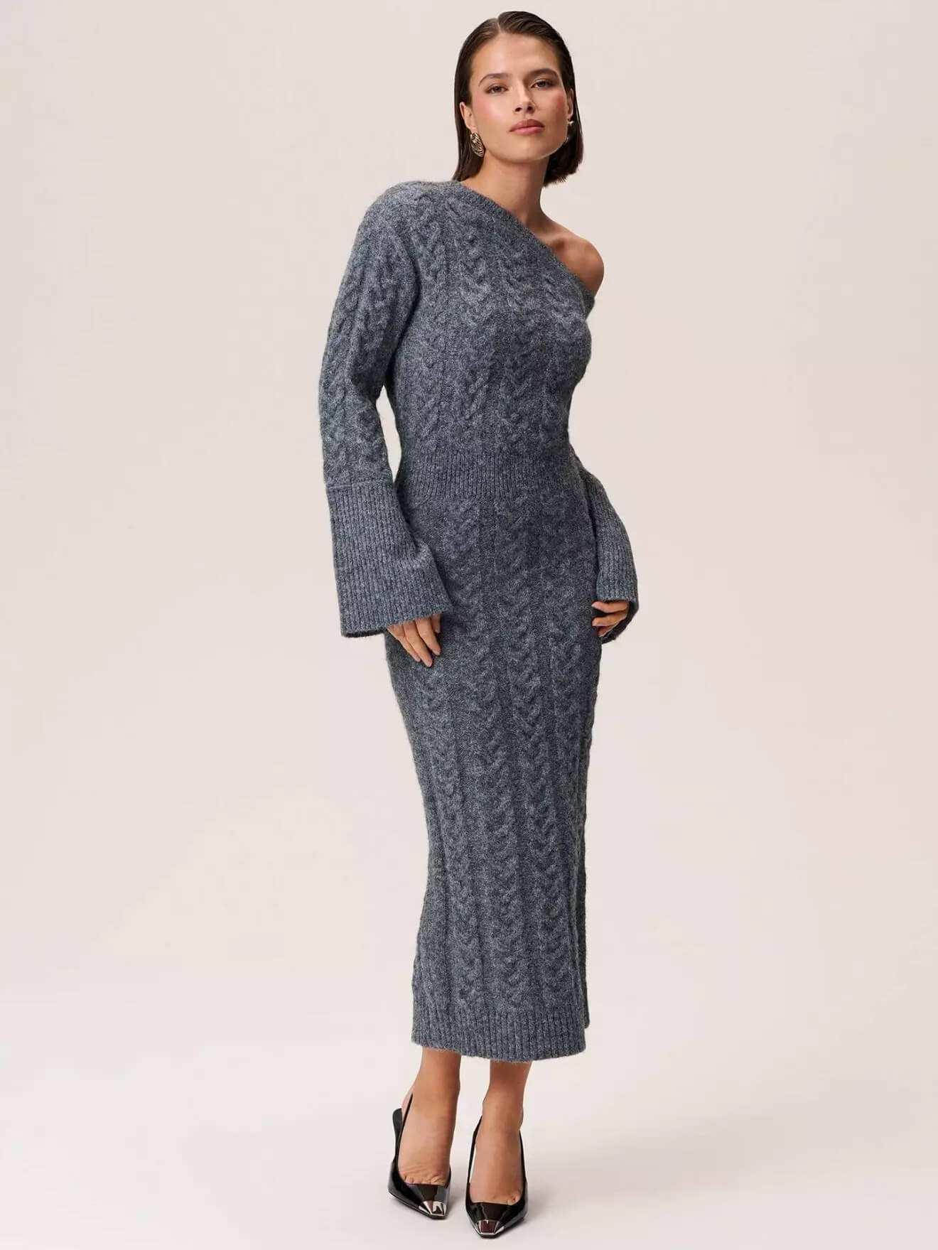 Well Tailored Dress with a Graceful Silhouette