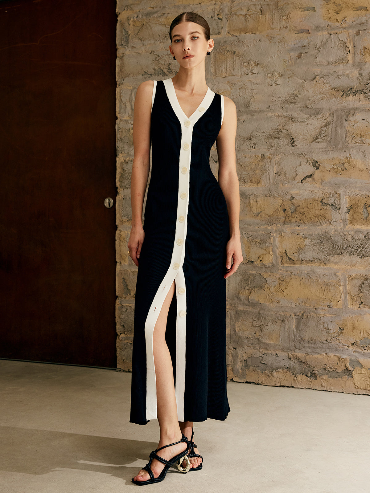 Well Tailored Sweater with a Graceful Silhouette