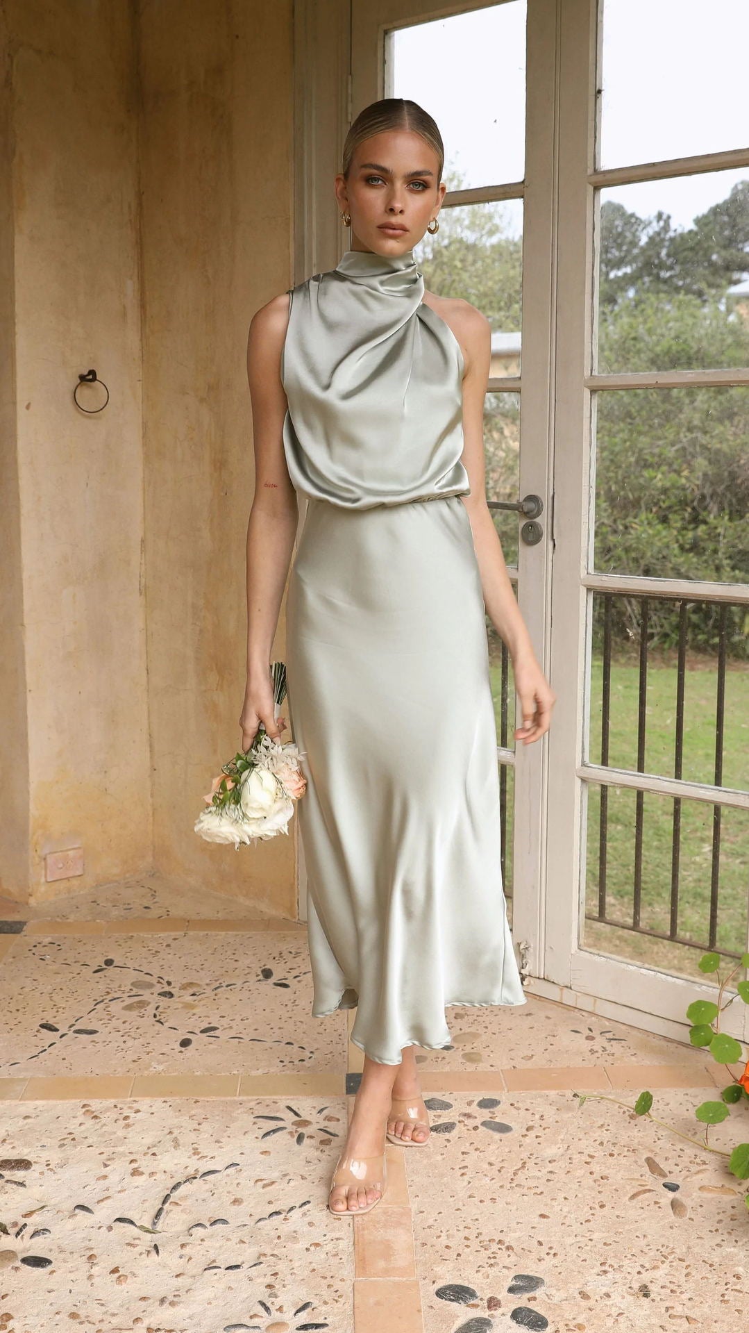 Beautifully Finished Dress in a Timeless Design