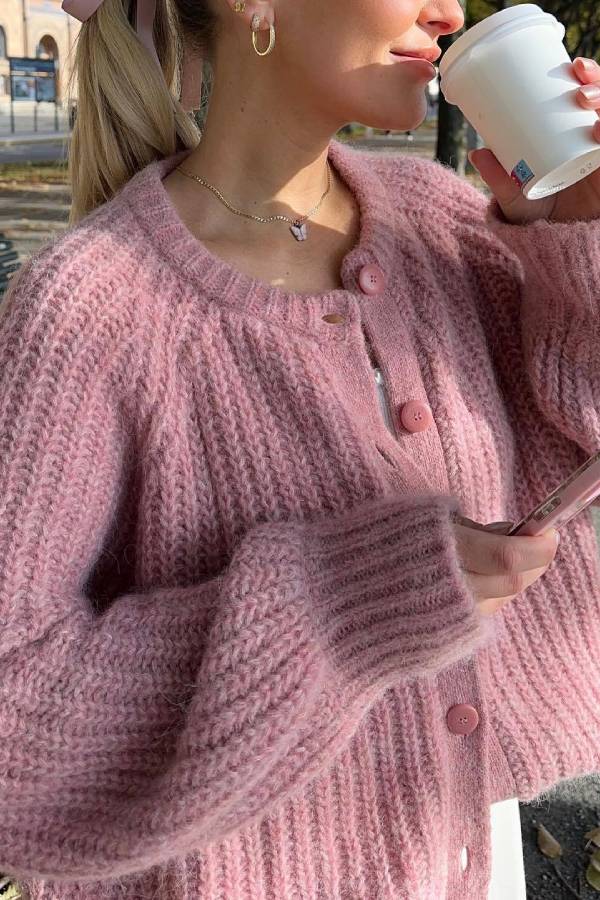 Well Tailored Cardigan with a Graceful Silhouette