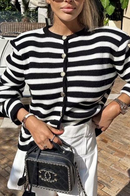 Effortlessly Elegant Cardigan with a Timeless Design