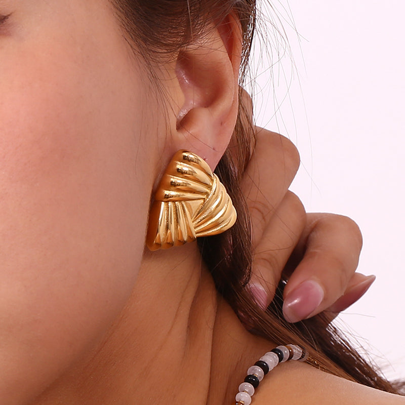 Classic Gold Earring with Timeless Appeal