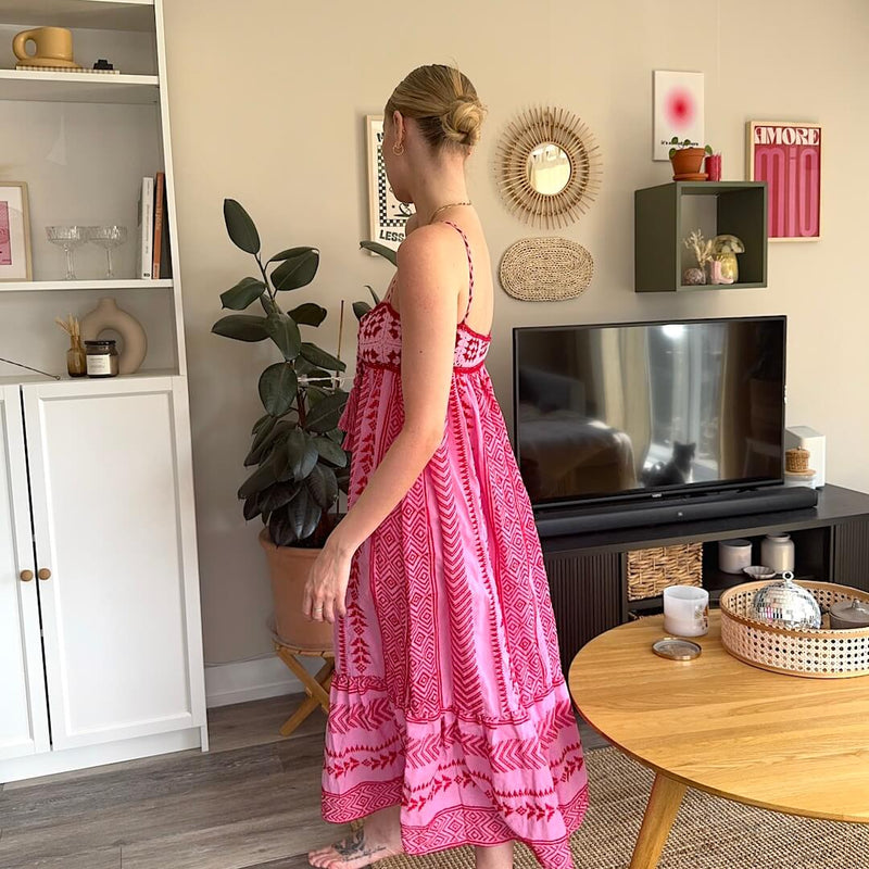 Effortlessly Elegant Dress with a Timeless Design