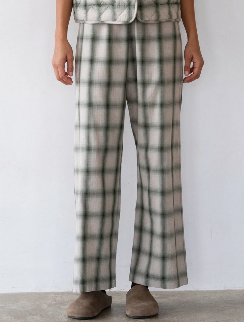 Effortlessly Elegant Pants with a Timeless Design