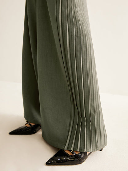 Effortlessly Elegant Pants with a Timeless Design