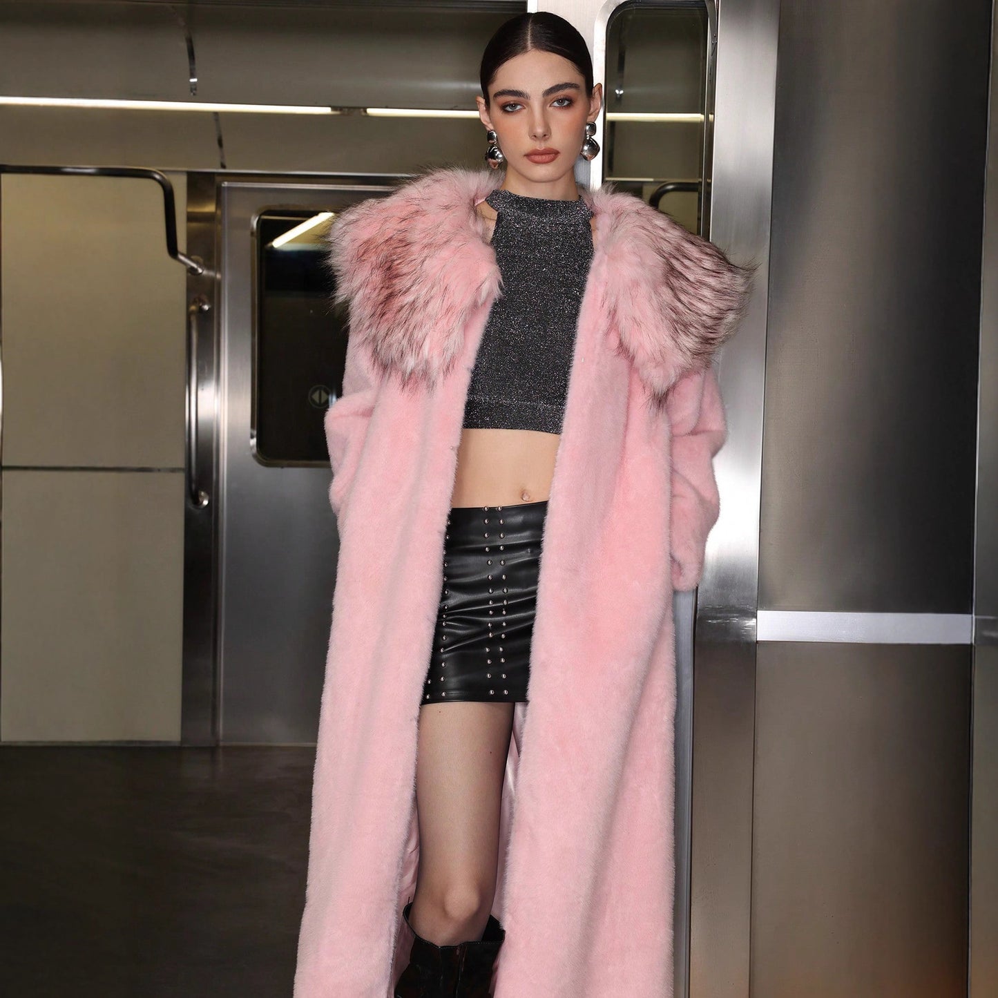 Well Tailored Coat with a Graceful Silhouette