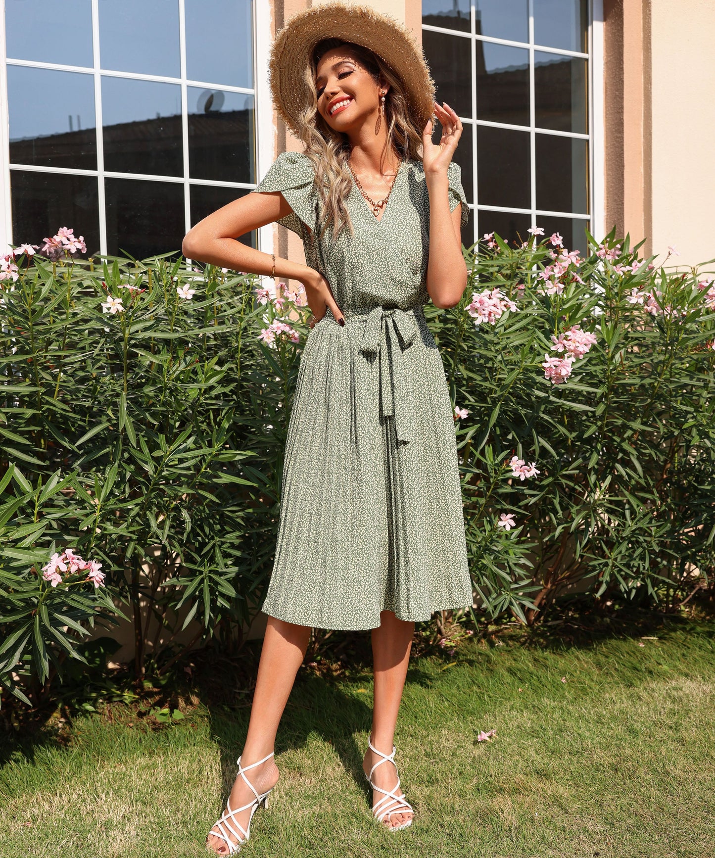 Beautifully Finished Dress in a Timeless Design