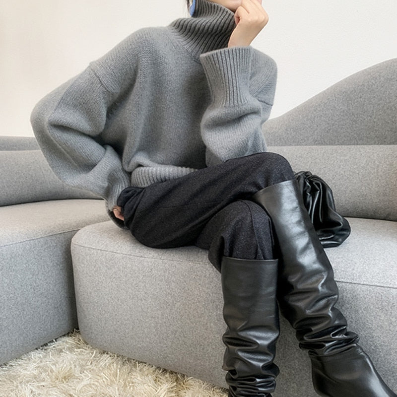 Well Tailored Sweater with a Graceful Silhouette