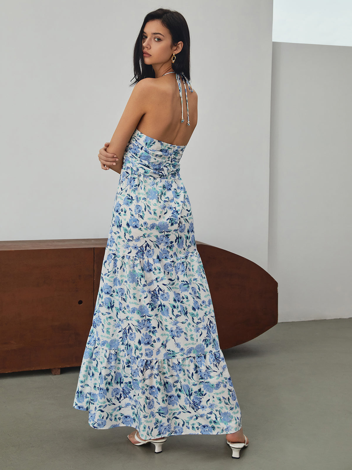Beautifully Finished Dress in a Timeless Design