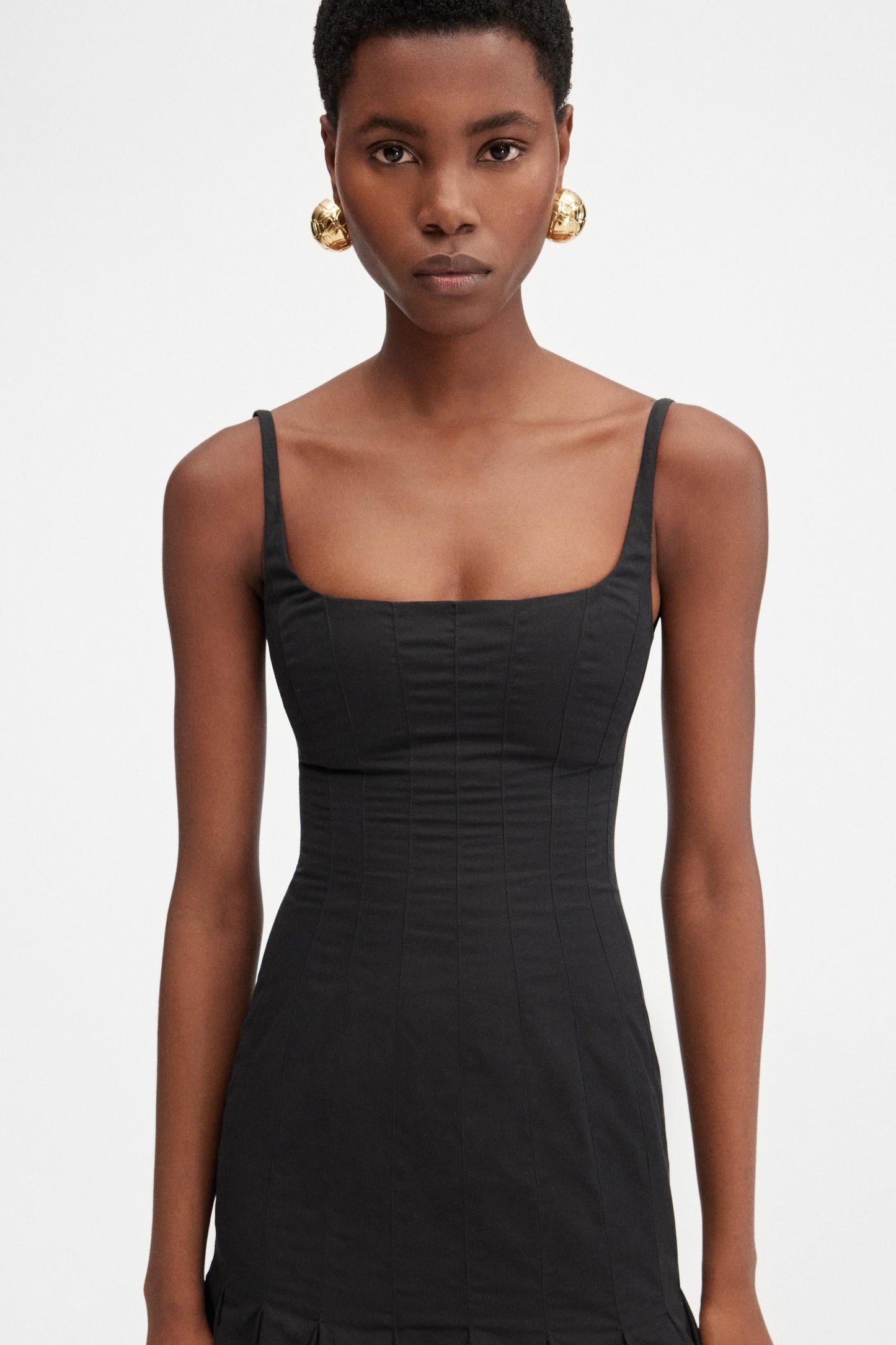 Well Tailored Dress with a Graceful Silhouette
