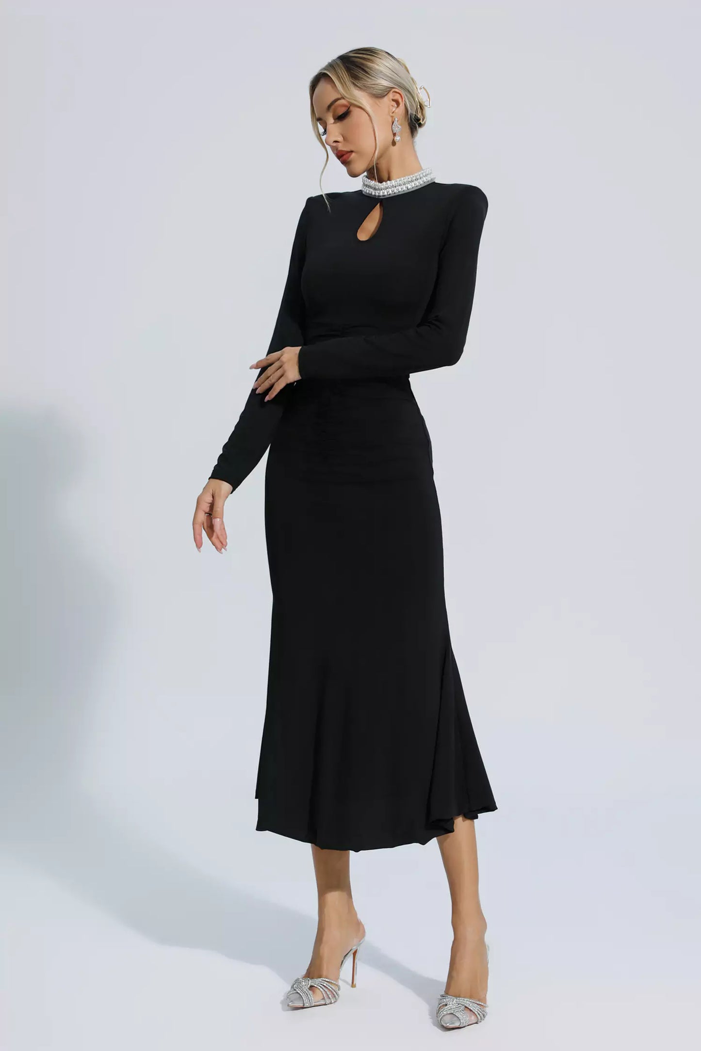 Well Tailored Dress with a Graceful Silhouette
