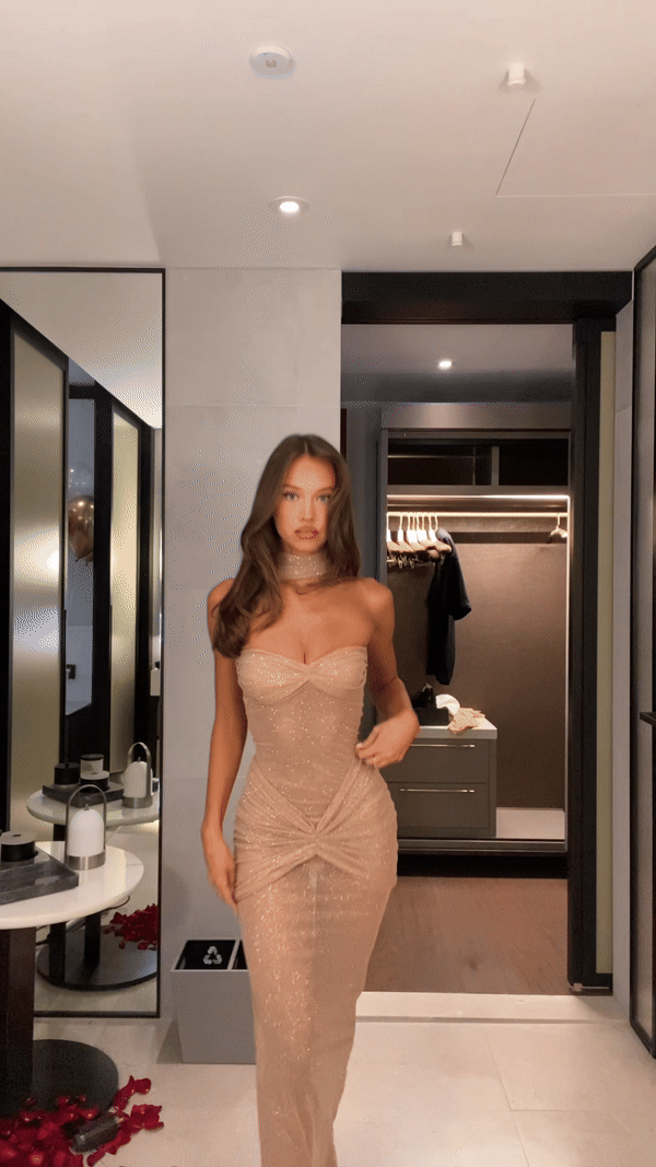 Beautifully Crafted Dress in a Classic Style